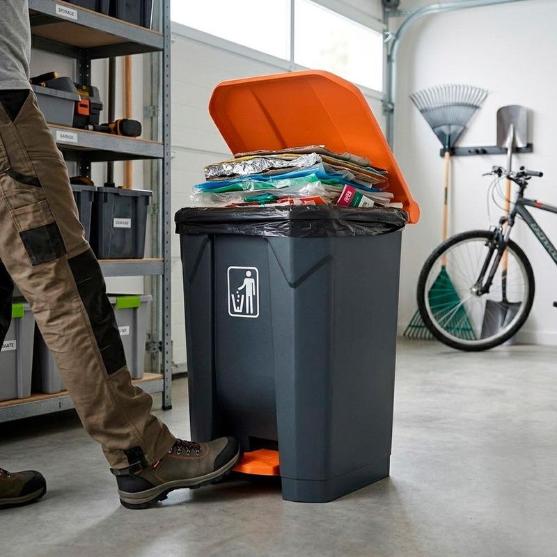 Basurero Plástico Alfa de Pedal Tapa Naranja 68 Litros