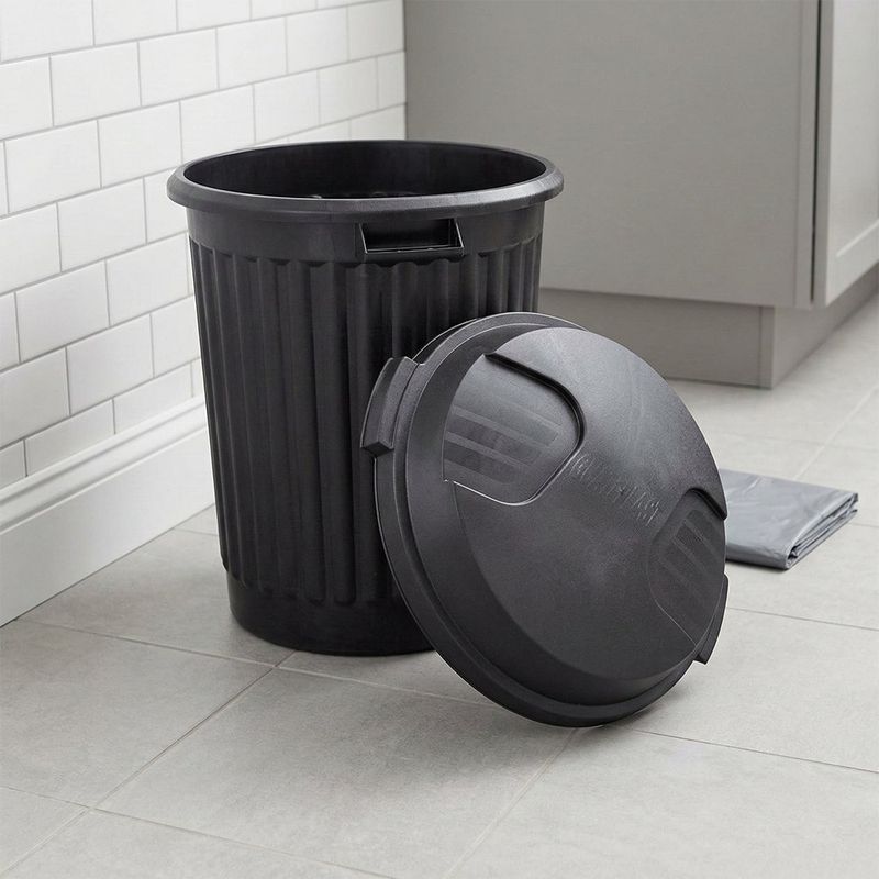 Basurero Plástico Negro con Tapadera 75 Litros