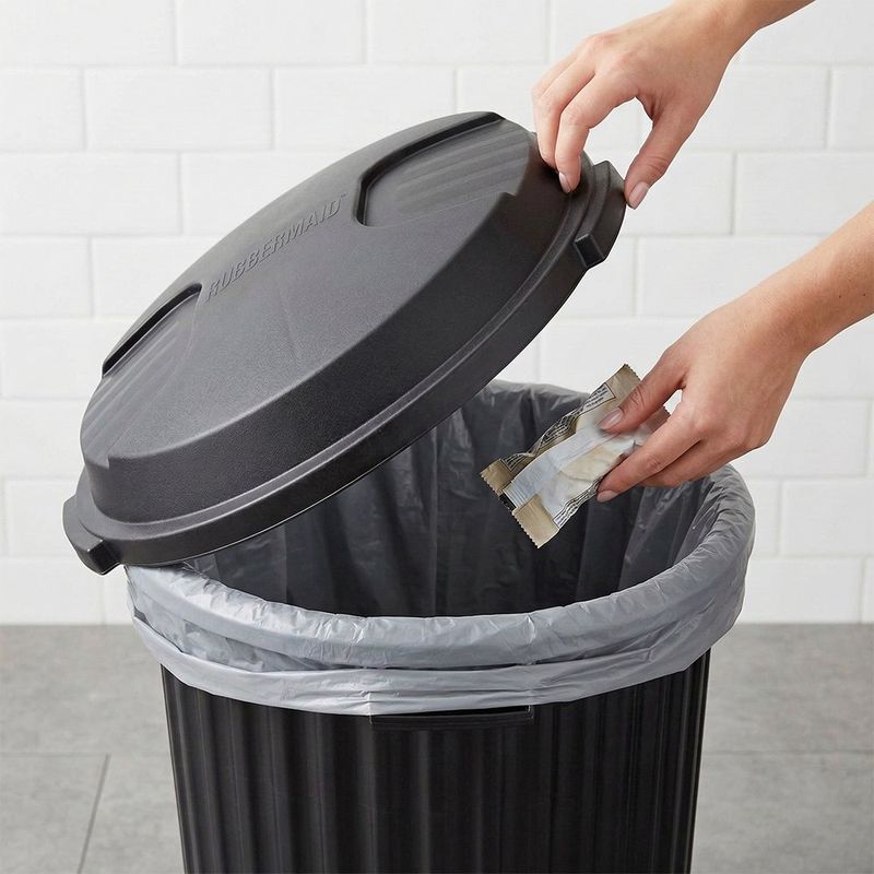 Basurero Plástico Negro con Tapadera 75 Litros