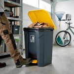 Basurero Alfa de Pedal con Tapa Amarilla 68 Litros
