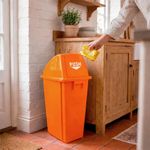 Basurero Plástico Naranja con Tapadera Abatible 60 Litros