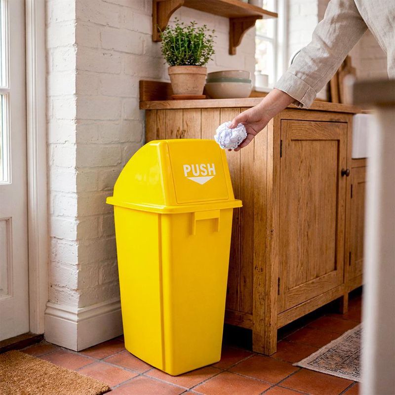 Basurero Plástico con Tapadera Abatible Color Amarillo 60 Litros