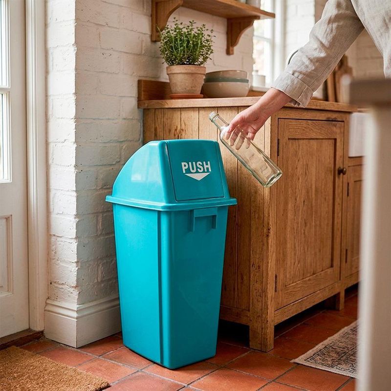 Basurero Plástico con Tapadera Abatible Color Celeste 60 Litros