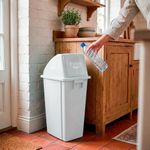 Basurero Plástico Blanco con Tapadera Abatible 60 Litros