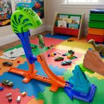Pista Gira y Salta Hot Wheels Stunt Tracks Power Launch con Auto de 1:64