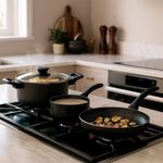 Batería de Cocina Clairborne de 7 Piezas con Tapas de Vidrio y Utensilios Negros