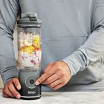 Licuadora Portátil Ninja Blast Max Twist & Go 22 oz Inalámbrica para Batidos y Smoothies Color Gris