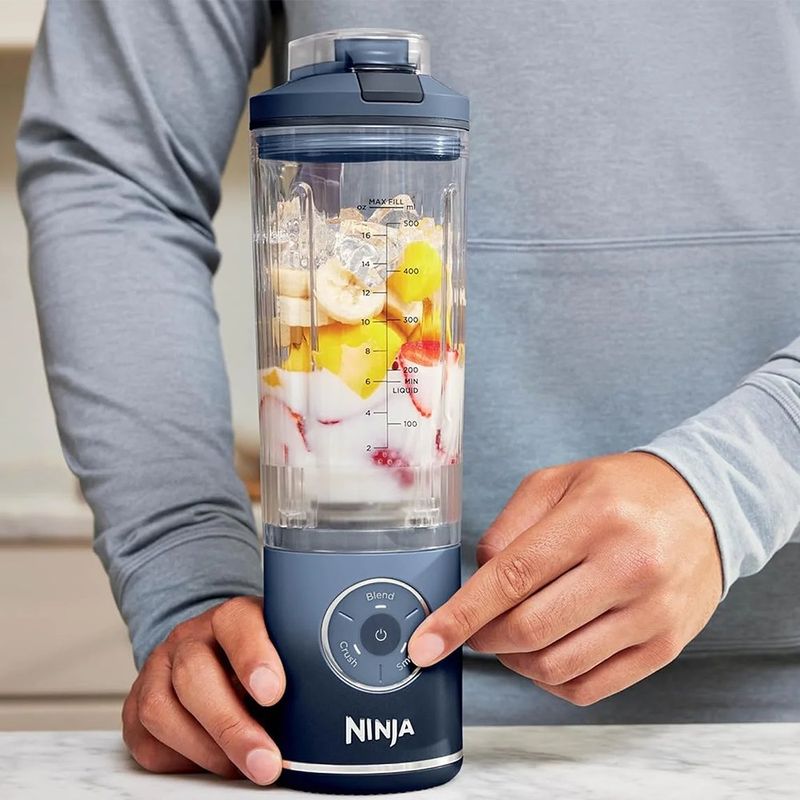 Licuadora Portátil Ninja Blast Max Twist & Go 22 oz Inalámbrica para Batidos y Smoothies Color Azul