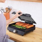 Parrilla y Plancha Eléctrica Ninja Sizzle con Placas Intercambiables de 14 Plg
