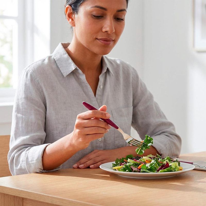 Tenedor para Mesa Feeling con Mango Color Morado y Acabado en Acero Inoxidable