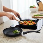 Set de 2 Sartenes de Aluminio Antiadherente Rock In Black 22 y 26 cm Color Negro