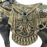 Figura Decorativa de Caballo Negro con Detalles Dorados