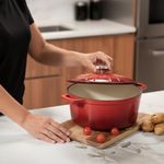 Olla de 24 cm en Hierro Fundido con Tapadera Color Rojo