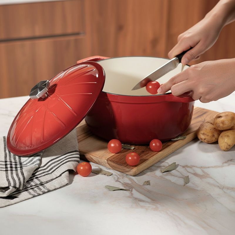 Olla de 28 cm en Hierro Fundido con Tapadera Color Rojo