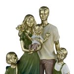 Figura Decorativa de Familia de 5 Personas Color Olivo y Dorado 34 Cm