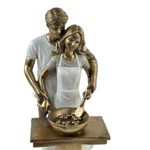 Figura Decorativa de Pareja Cocinando Color Dorado y Blanco 25 Cm