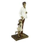 Figura Decorativa de Papá e Hija Color Café y Dorado 26 Cm