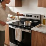 Estufa Eléctrica Whirpool de 30 Plg con Steam Clean Color Acero Inoxidable