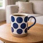 Taza de Cerámica Blanca con Círculos Azules 16.2 Onzas
