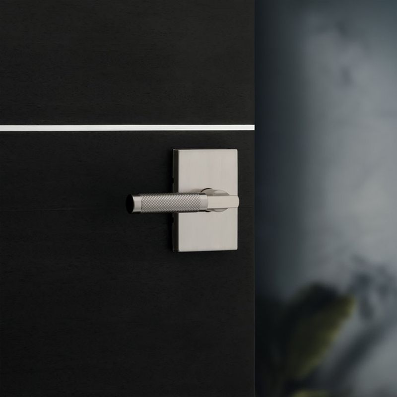 Manija Recta para Baño con Textura Moleteada Acabado Satinado