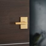 Manija Recta para Baño con Textura Moleteada Acabado Satinado Color Dorado
