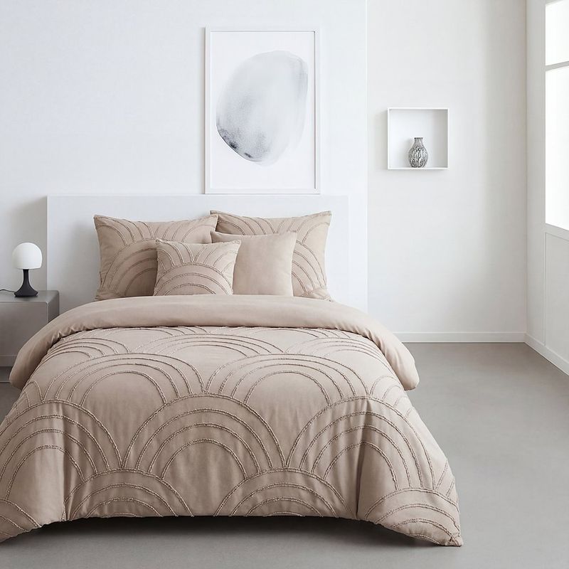 Set de Edredón Queen 5 Piezas Bordado Geométrico Color Taupe