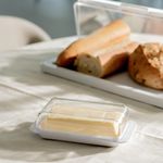 Mantequillera con Tapa Transparente y Base Blanca