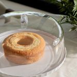 Pastelero con Tapa de Plástico de 30 cm Color Beige