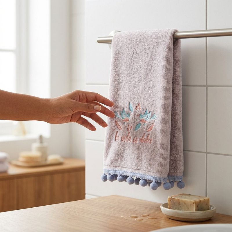 Toalla de Manos de Algodón para Baño con Bordado de Aves Color Gris