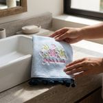 Toalla de Manos de Algodón para Baño con Bordado Disfruta la Vida Color Celeste