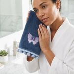 Toalla de Manos de Algodón para Baño con Bordado de Mariposa Color Azul
