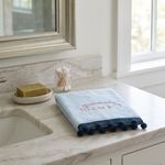 Toalla de Manos de Algodón para Baño con Bordado Bienvenidos Color Celeste