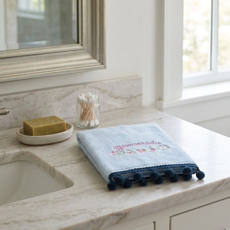 Toalla de Manos de Algodón para Baño con Bordado Bienvenidos Color Celeste