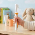 Cepillo Dental con Cabezal de Silicona Pigeon para Bebé Etapa 2 Color Naranja