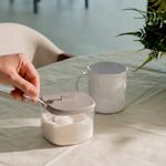 Azucarero con Tapa Beige y Cuchara Transparente