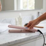 Plancha Alisadora Coconut Smooth con Cerámica y Control de Frizz Color Rosado