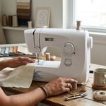 Máquina de Coser Multifunción con 14 Puntadas y Brazo Libre Color Blanco