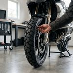 Llanta para Moto de Doble Propósito EY-035 110/90-16 TL Color Negro