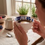 Taza Blue Indigo en Cerámica de 14 oz - Diseños Surtidos Azul y Blanco