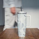 Vaso Térmico de Acero Inoxidable de 950 mL con Asa y Pajilla Estampado Hojas Beige