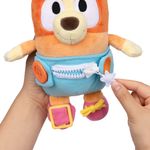 Peluche Bluey Bebé Dress and Play para Aprender a Vestirse