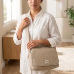 Pañalera de Hombro Wonderland Beige con Compartimentos Internos de 40 x 26 x 11 cm