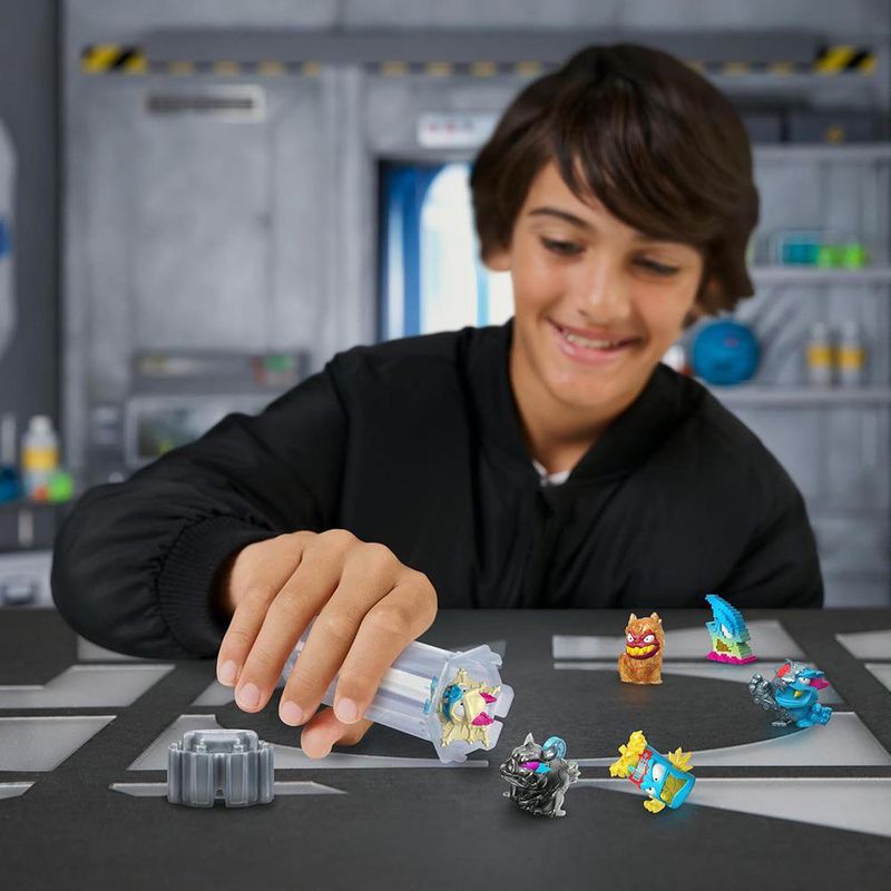 Set de 3 Micro Figuras MrBeast Lab Swarms Hyper Fusion en Tubo Sorpresa - Presentación Surtida