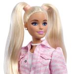 Muñeca Barbie Deluxe Style con Chaqueta y Falda Denim Rosada
