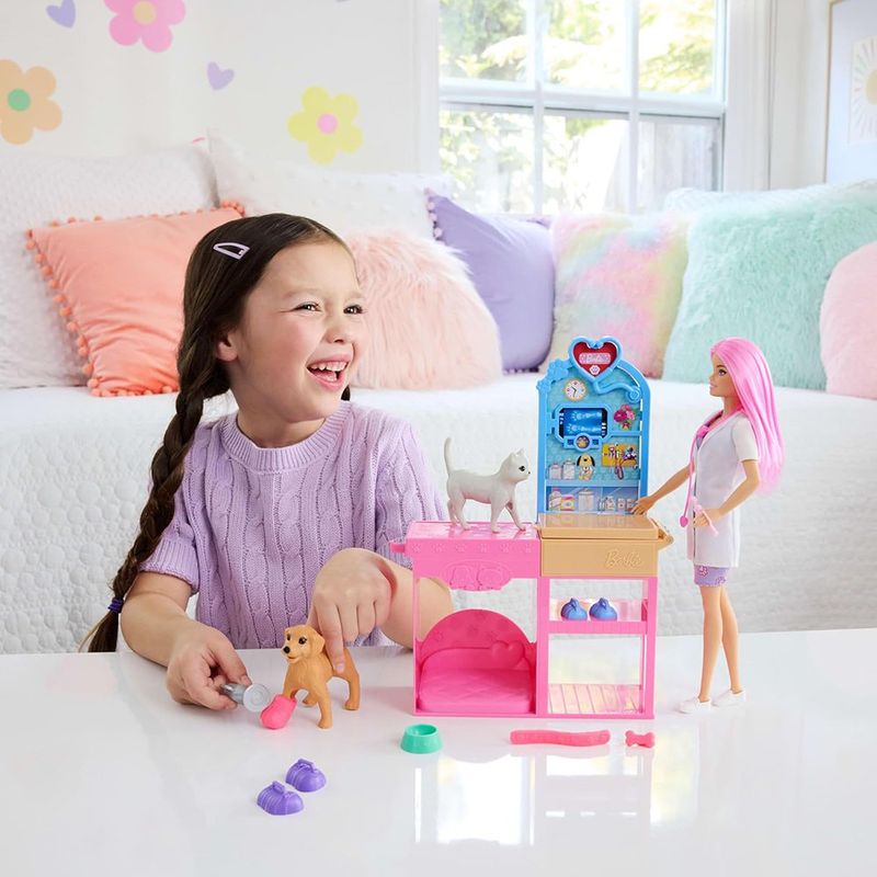 Set de Barbie Clínica Veterinaria con Muñeca, Mascotas y Accesorios