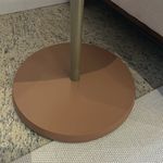Mesa Auxiliar Alta Bel de 51 x 51 x 60 cm con Cubierta Triangular Redondeada Color Terracota