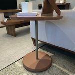 Mesa Auxiliar Bel de MDF y Metal para Sala 45 x 45 x 55 cm Color Terracota y Dorado