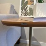 Mesa Auxiliar Bel de MDF y Metal para Sala 45 x 45 x 55 cm Color Terracota y Dorado