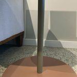 Mesa Auxiliar Bel de MDF y Metal para Sala 45 x 45 x 55 cm Color Terracota y Dorado