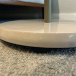 Mesa Auxiliar Bel de 45 x 45 x 55 cm con Cubierta Triangular Redondeada Color Crema